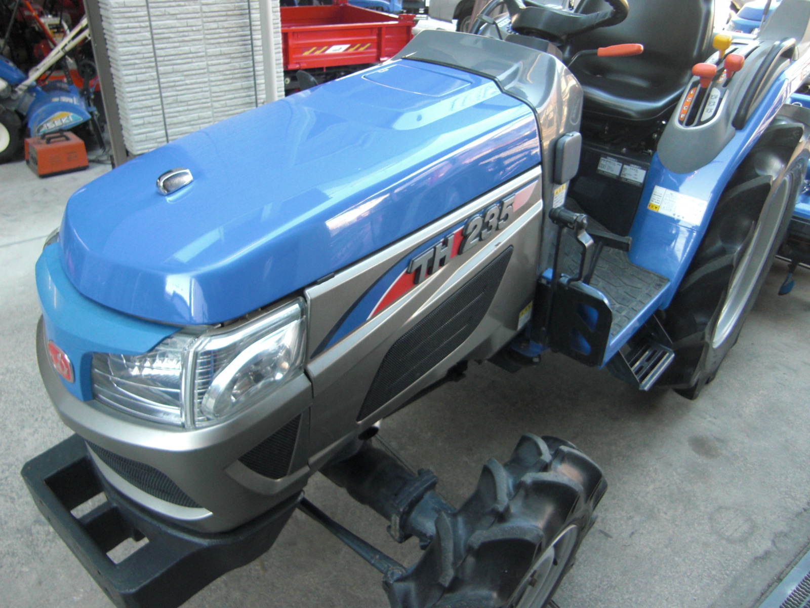 イセキ 中古トラクター TH235-QA15VD     フル装備！　ハンドル切るだけIQターンでらくらく作業！の商品画像1