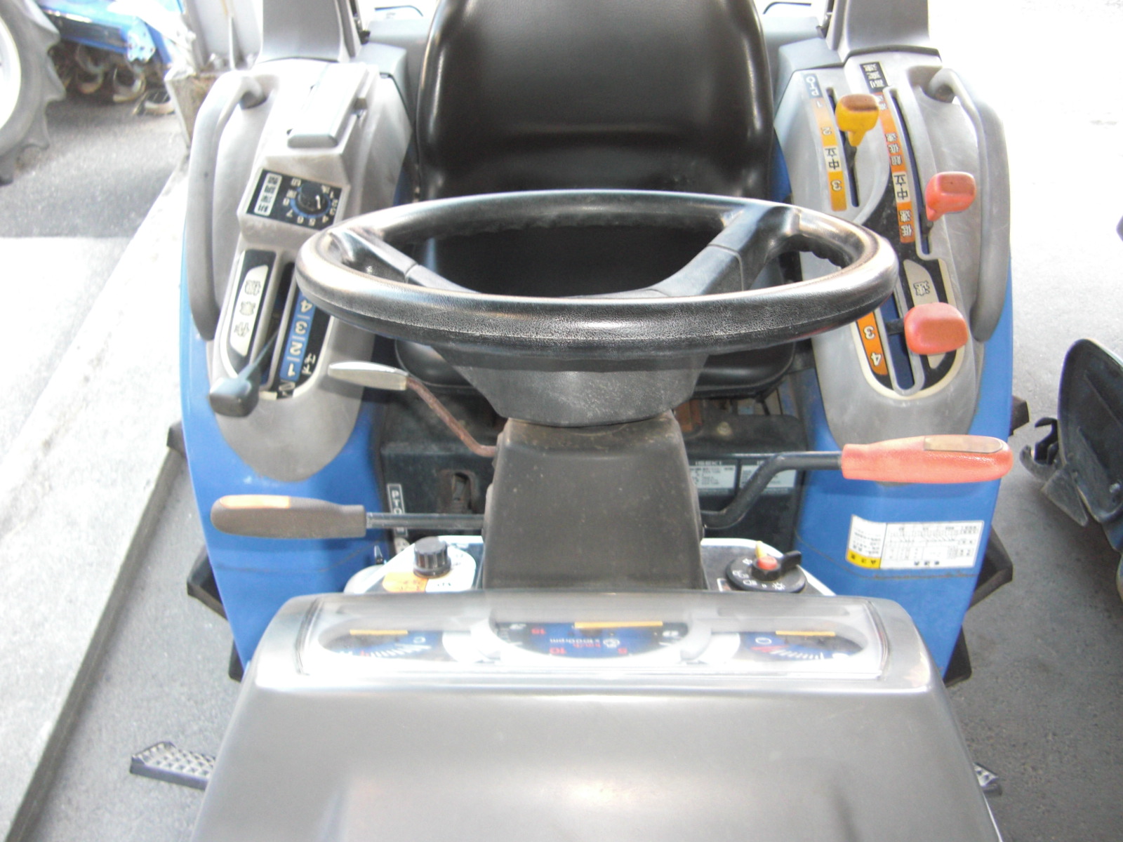 イセキ 中古トラクター TH235－BA14VD　クイックヒッチ仕様　作業機脱着ワンタッチの商品画像2