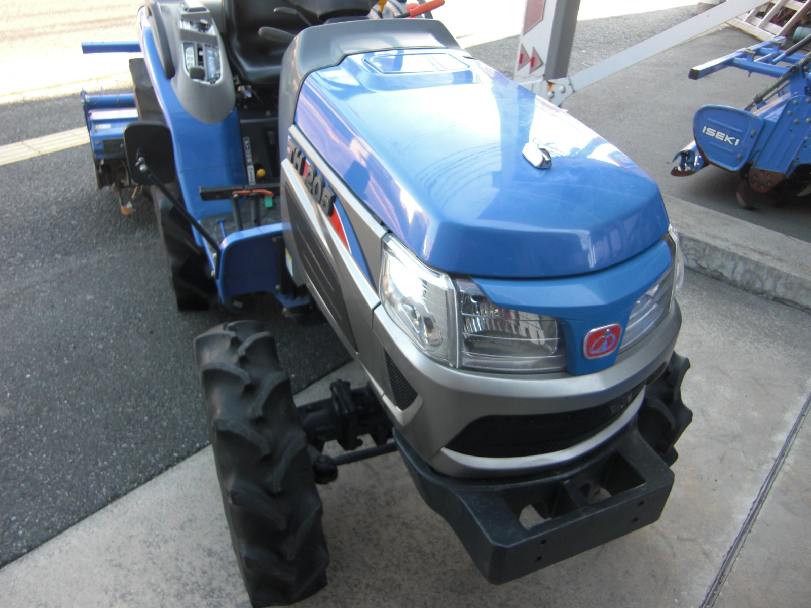 イセキ 中古トラクター TH205-QA14VD　　フル装備！　ハンドル切るだけIQターンでらくらく作業！