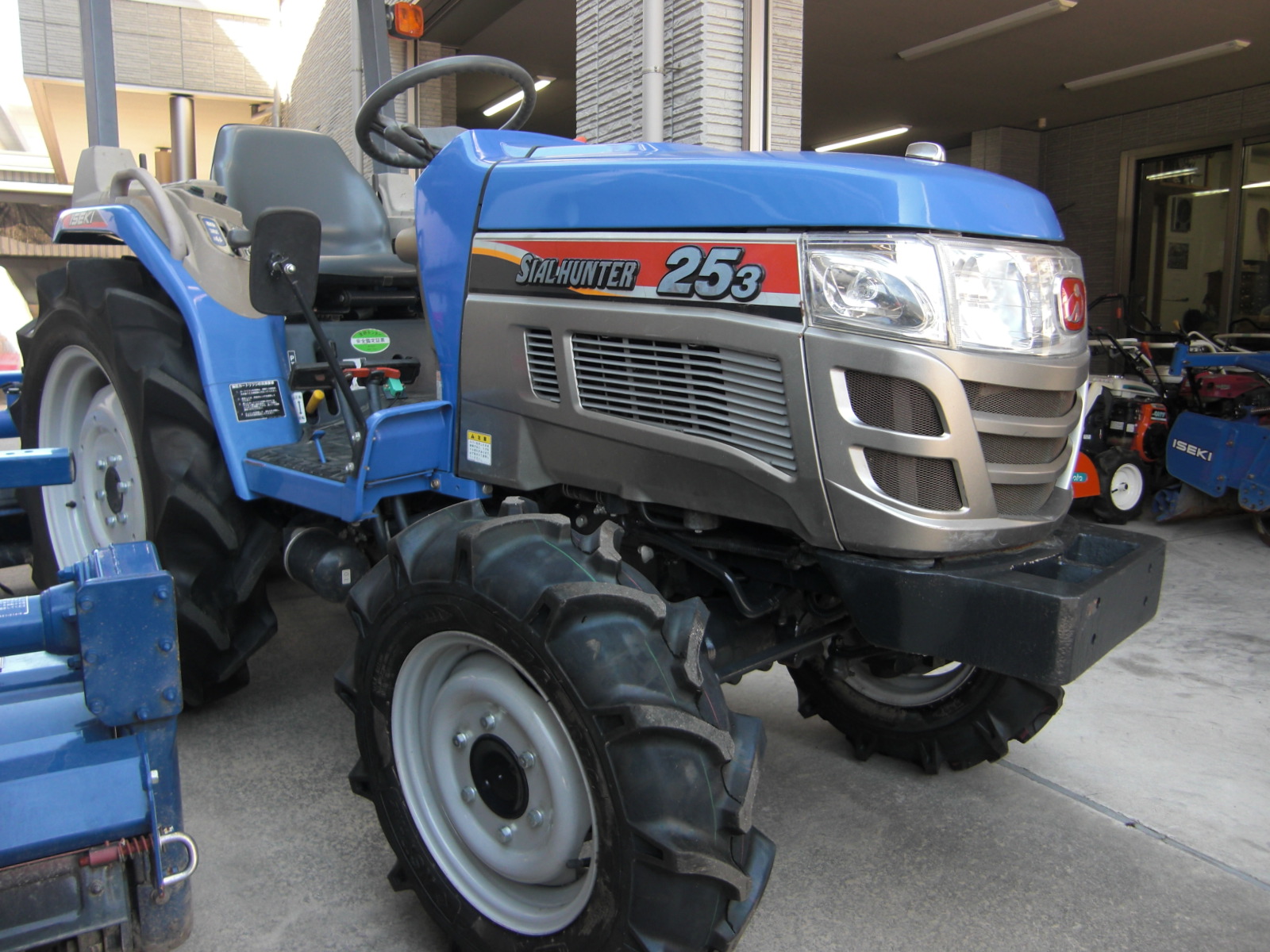 イセキ 中古トラクター TH253-QA15VD　　25馬力フル装備お手頃価格にて！　ハンドル切るだけIQターンでらくらく作業！の商品画像1