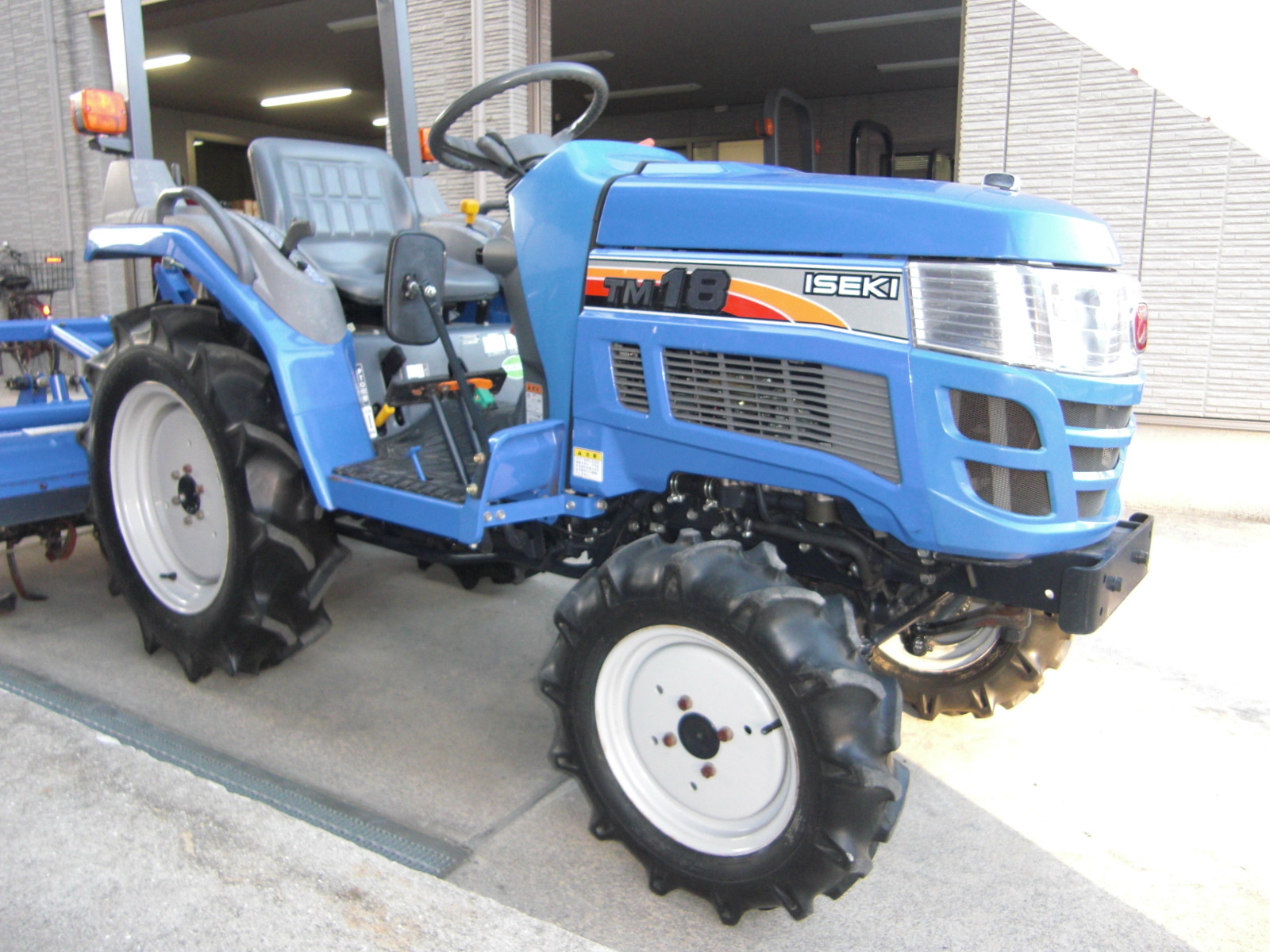 イセキ 中古トラクター TM18-KXZA3V　小型フル装備！　直装レべラ付でお買い得！！の商品画像1
