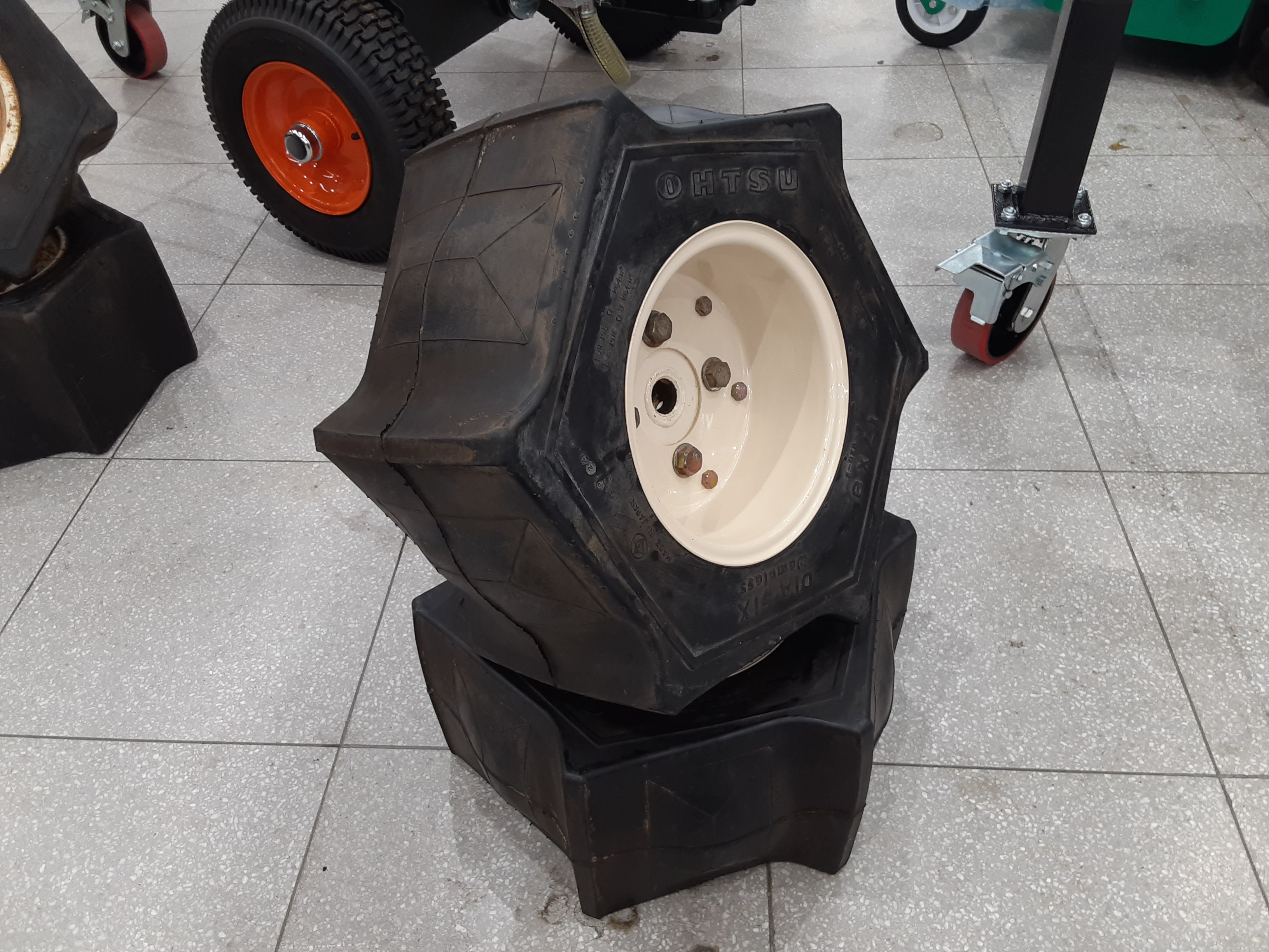 その他 中古その他 OHTSU　湿田タイヤの商品画像1