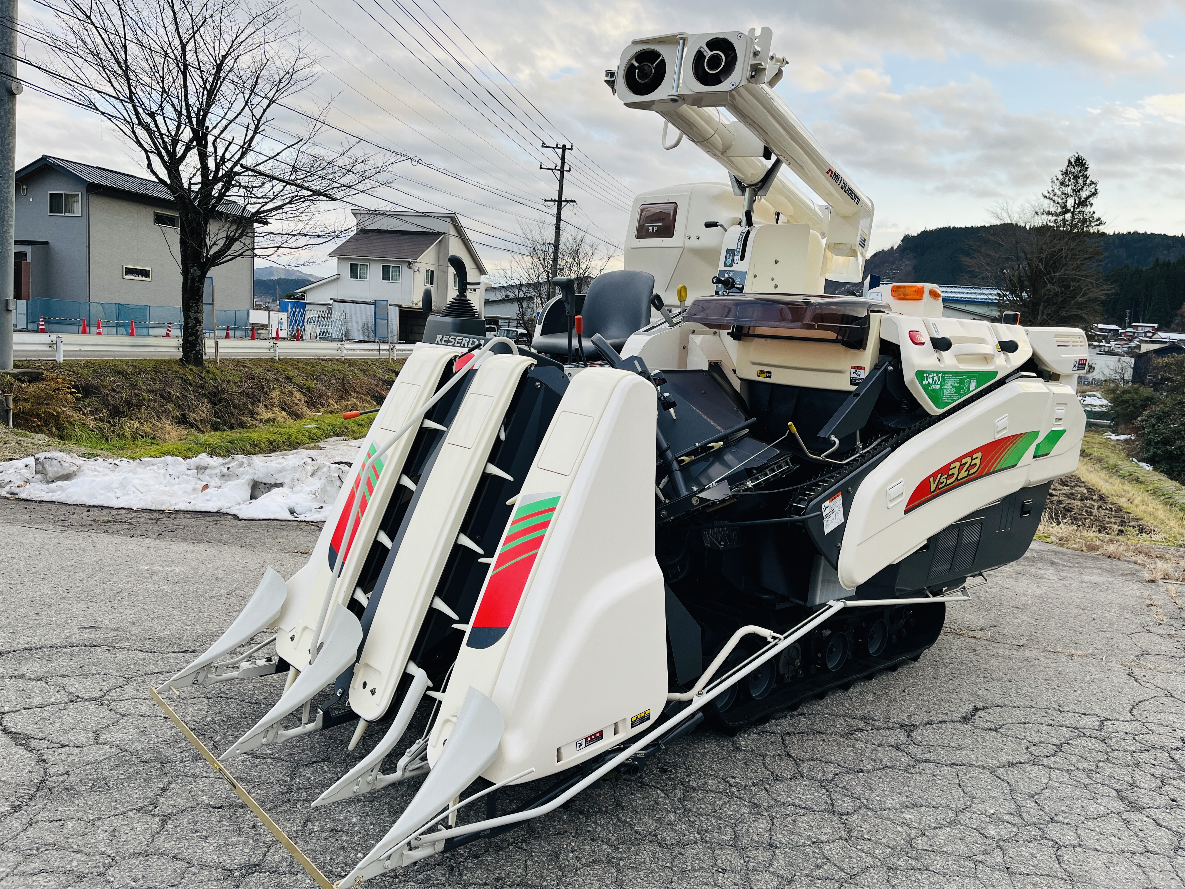 三菱マヒンドラ農機 中古コンバイン VS323の商品画像1