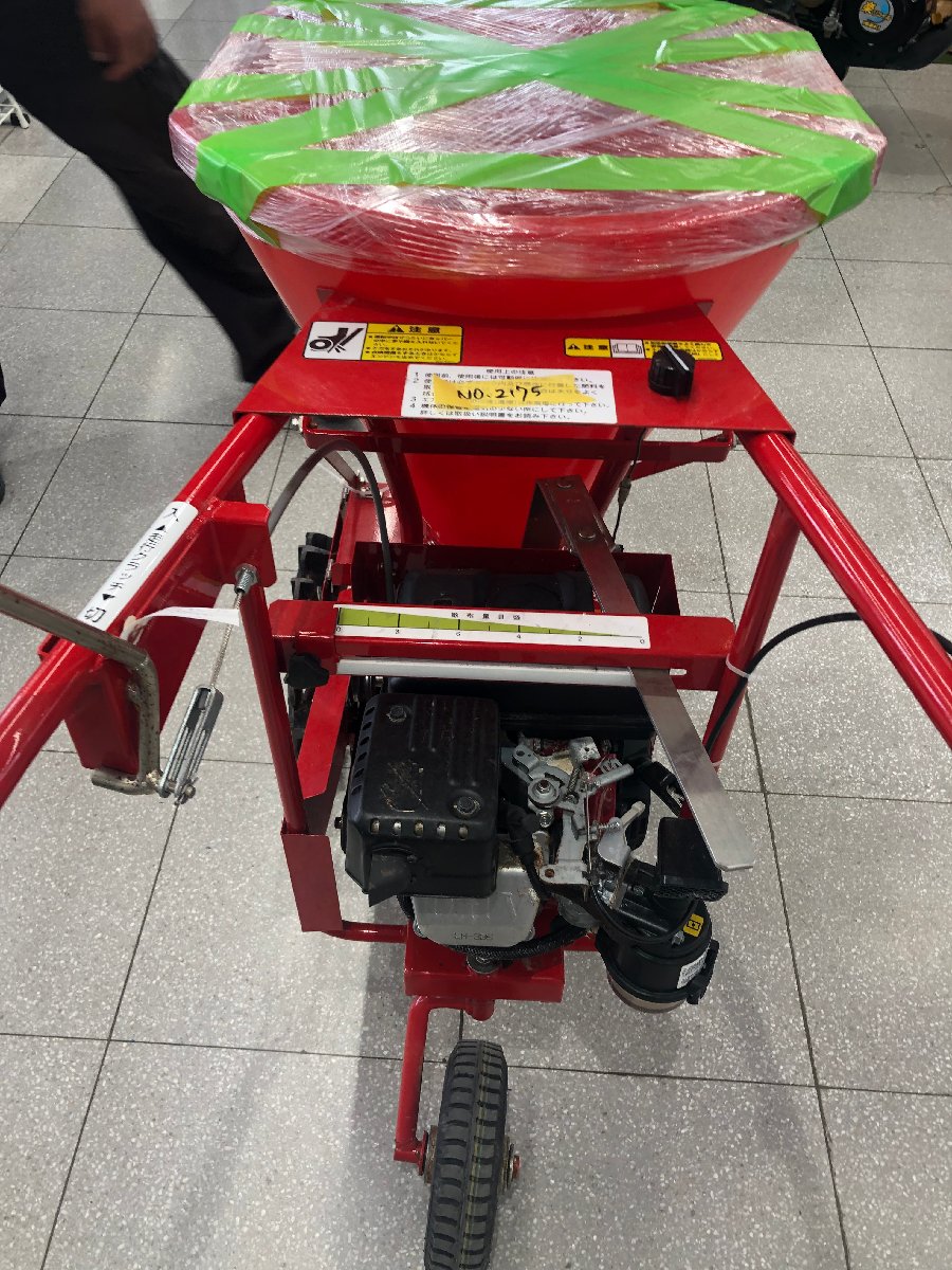  トラクター用肥料散布機 カンリウ 散布機 MU400 機体寸法:106×54×92/45kg タンク容量40L 走行:ミッション前進1段の商品画像4